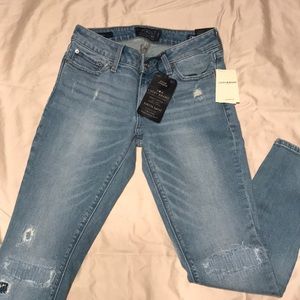 Lolita Capri (distressed knee)